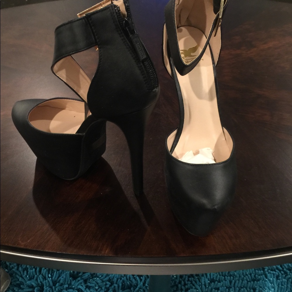 Black high heel platforms 5 in heel. size 7.5